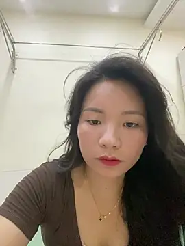 Snapshot of Bee_Yellow00 chatting on July 17, 5:15 am Bee Yellow00 online show from July 17, 5:15 am
