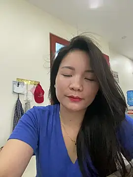 Snapshot of Bee_Yellow00 chatting on June 27, 4:29 am Bee Yellow00 online show from June 27, 4:29 am