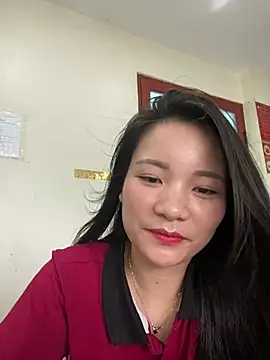 Snapshot of Bee_Yellow00 chatting on June 30, 4:23 am Bee Yellow00 online show from June 30, 4:23 am