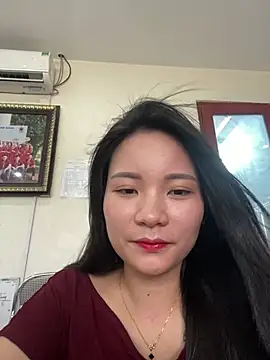 Snapshot of Bee_Yellow00 chatting on June 8, 4:46 am Bee Yellow00 online show from June 8, 4:46 am