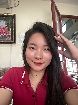 Bee Yellow00 online show from March 21, 1:18 am