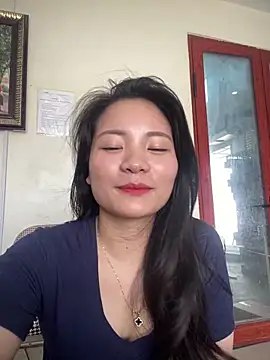 Bee Yellow00 online show from April 8, 3:19 am