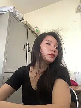 Bee Yellow00 online show from May 28, 9:38 am