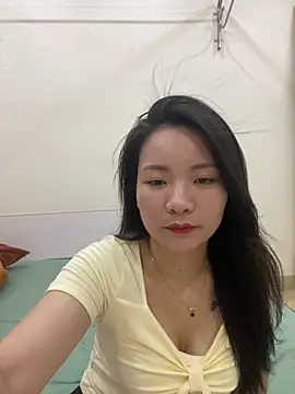 Bee Yellow00 online show from May 21, 4:43 am