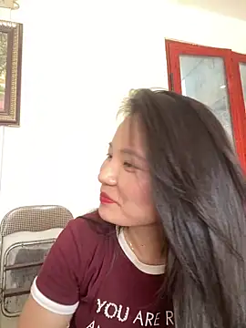 Bee Yellow00 online show from May 26, 4:10 am