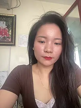 Bee Yellow00 online show from April 23, 3:35 am