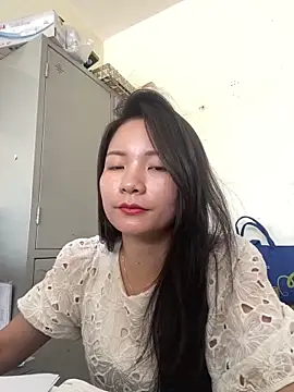 Bee Yellow00 online show from May 30, 2:51 am