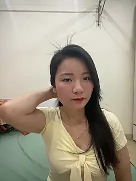 Bee Yellow00 online show from April 15, 4:40 am