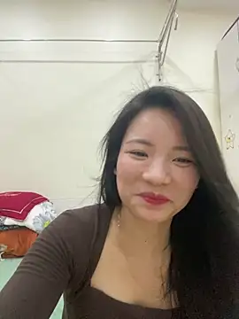 Bee Yellow00 online show from May 7, 4:28 am