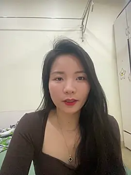 Bee Yellow00 online show from April 6, 4:19 am