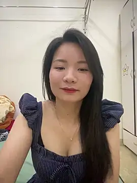 Bee Yellow00 online show from April 13, 4:49 am