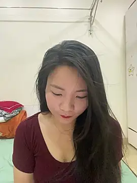 Bee Yellow00 online show from May 6, 4:38 am
