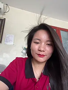 Snapshot of Bee_Yellow00 chatting on June 15, 2:34 am Bee Yellow00 online show from June 15, 2:34 am