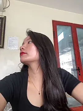 Snapshot of Bee_Yellow00 chatting on June 5, 1:32 am Bee Yellow00 online show from June 5, 1:32 am