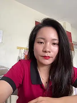Snapshot of Bee_Yellow00 chatting on June 18, 3:16 am Bee Yellow00 online show from June 18, 3:16 am