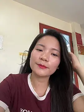 Snapshot of Bee_Yellow00 chatting on June 3, 4:24 am Bee Yellow00 online show from June 3, 4:24 am
