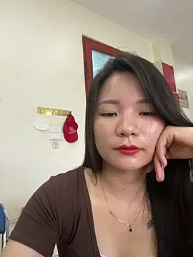 Snapshot of Bee_Yellow00 chatting on July 1, 4:24 am Bee Yellow00 online show from July 1, 4:24 am