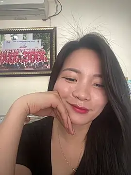 Bee Yellow00 online show from April 25, 4:26 am