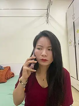 Bee Yellow00 online show from May 12, 4:42 am