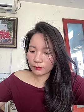 Bee Yellow00 online show from May 29, 3:01 am