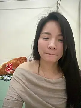 Bee Yellow00 online show from April 7, 4:58 am