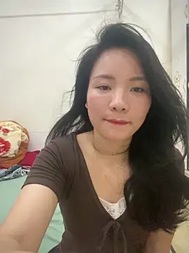 Bee Yellow00 online show from April 14, 4:50 am