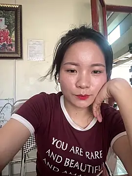 Bee Yellow00 online show from April 10, 8:21 am