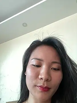 Bee Yellow00 online show from May 23, 2:21 am