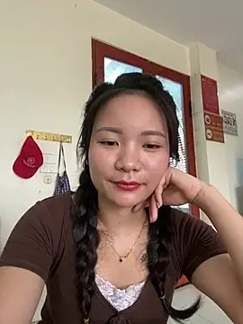 Snapshot of Bee_Yellow00 chatting on July 7, 4:37 am Bee Yellow00 online show from July 7, 4:37 am