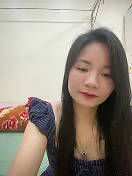 Bee Yellow00 online show from April 3, 4:52 am