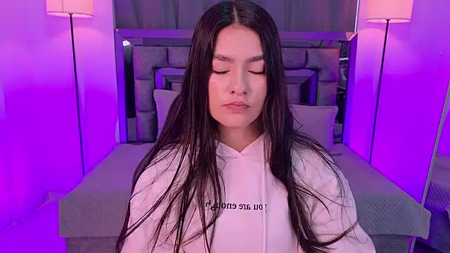 Bella Clark2 online show from March 31, 1:35 pm