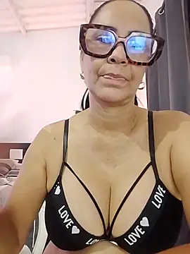 Snapshot of EmperatrizMilf chatting on November 29, 7:41 am EmperatrizMilf online show from November 29, 7:41 am