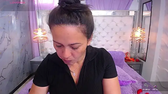 Snapshot of Melissa-roberts chatting on November 8, 4:32 pm Melissa-roberts online show from November 8, 4:32 pm