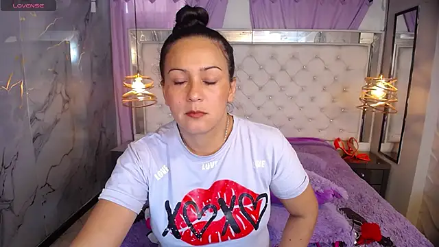 Snapshot of Melissa-roberts chatting on November 27, 7:14 pm Melissa-roberts online show from November 27, 7:14 pm