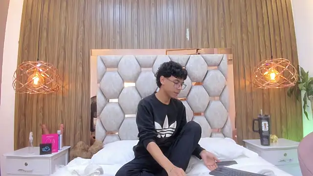 Snapshot of adams_bobby chatting on June 21, 11:16 am adams bobby online show from June 21, 11:16 am