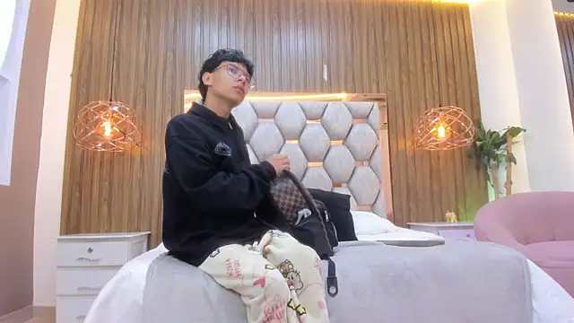Snapshot of adams_bobby chatting on June 14, 11:11 am adams bobby online show from June 14, 11:11 am