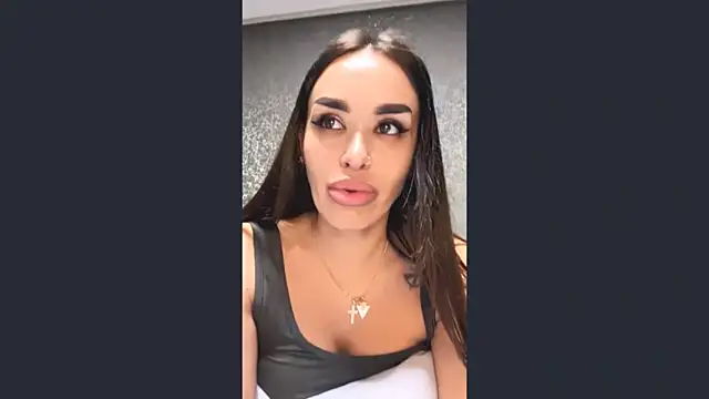 velvetveyraX online show from May 5, 5:05 pm