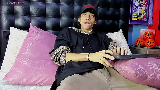 Khalid16  online show from November 3, 1:26 pm