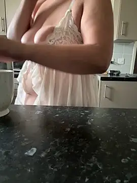 Snapshot of BubblesLovexox chatting on November 27, 11:43 am BubblesLovexox online show from November 27, 11:43 am