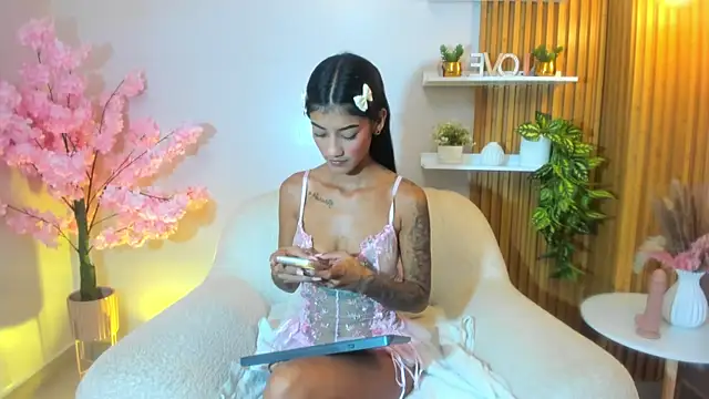 Snapshot of milkybaby_ chatting on December 3, 5:23 pm milkybaby online show from December 3, 5:23 pm