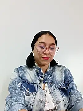 Snapshot of Caroline-17 chatting on December 4, 6:40 pm Caroline-17 online show from December 4, 6:40 pm