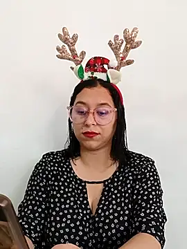 Snapshot of Caroline-17 chatting on December 5, 6:17 pm Caroline-17 online show from December 5, 6:17 pm