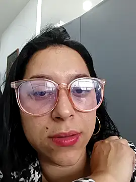 Snapshot of Caroline-17 chatting on December 1, 3:57 pm Caroline-17 online show from December 1, 3:57 pm