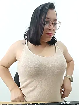 Snapshot of Caroline-17 chatting on November 12, 6:01 pm Caroline-17 online show from November 12, 6:01 pm