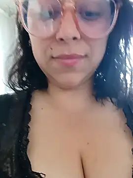 Snapshot of Caroline-17 chatting on November 29, 6:19 pm Caroline-17 online show from November 29, 6:19 pm