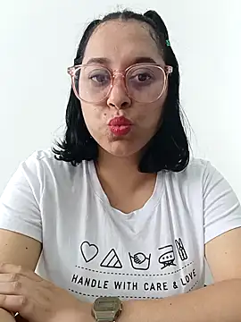 Snapshot of Caroline-17 chatting on November 13, 6:12 pm Caroline-17 online show from November 13, 6:12 pm