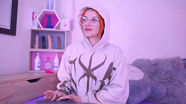 Snapshot of celeste_blazze_ chatting on November 6, 2:21 pm celeste blazze online show from November 6, 2:21 pm