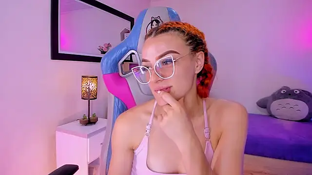 Snapshot of celeste_blazze_ chatting on February 18, 4:14 pm celeste blazze online show from February 18, 4:14 pm