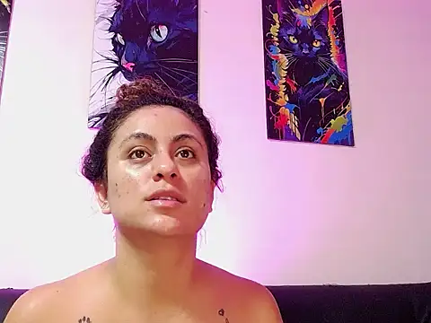 Snapshot of Caroline_Jons chatting on November 14, 10:52 am Caroline Jons online show from November 14, 10:52 am