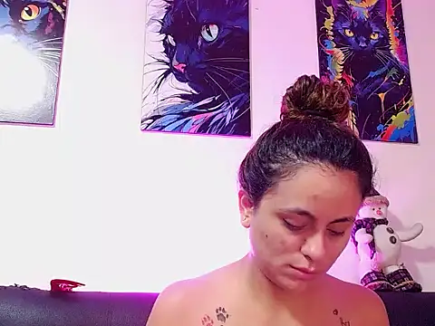 Snapshot of Caroline_Jons chatting on November 24, 1:33 pm Caroline Jons online show from November 24, 1:33 pm